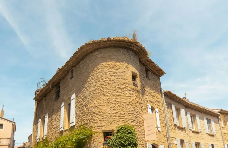 Bâtisse en pierre dans un village viticole de Provence