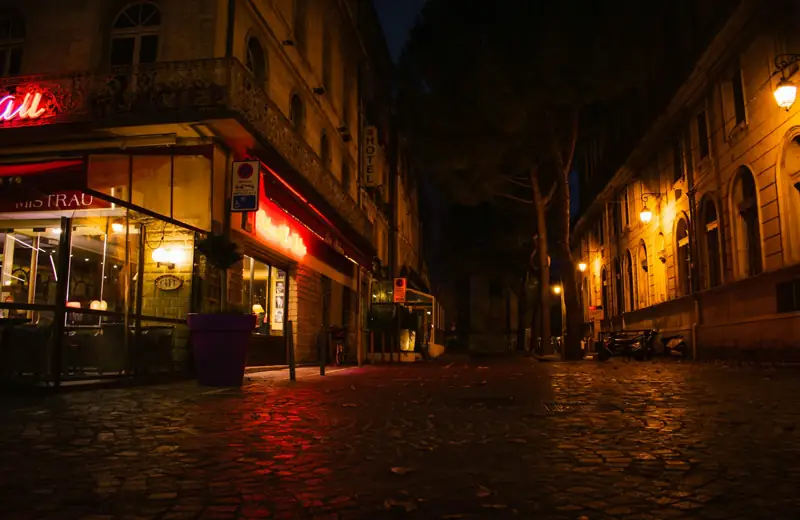 Rue pavée d'une vieille ville le soir
