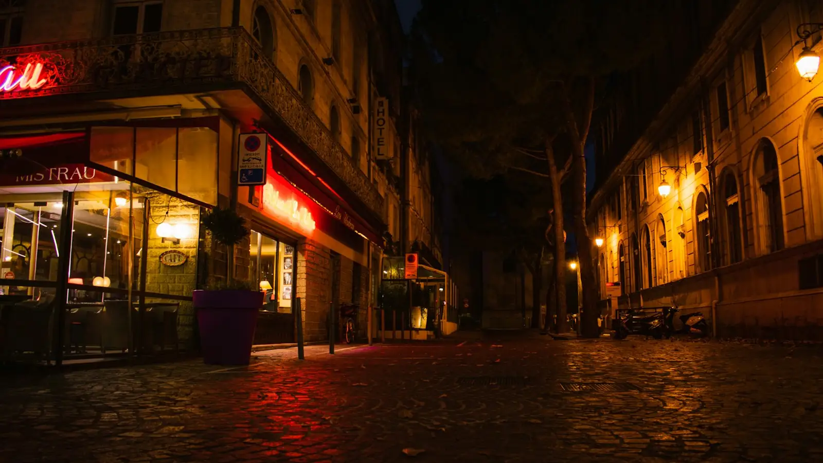 Rue pavée d'une vieille ville le soir