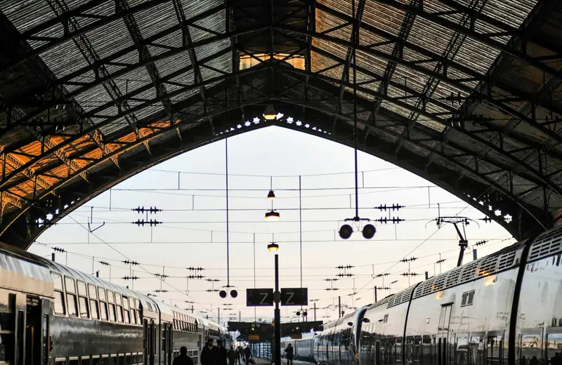 Train à quai sous la verrière d'une gare