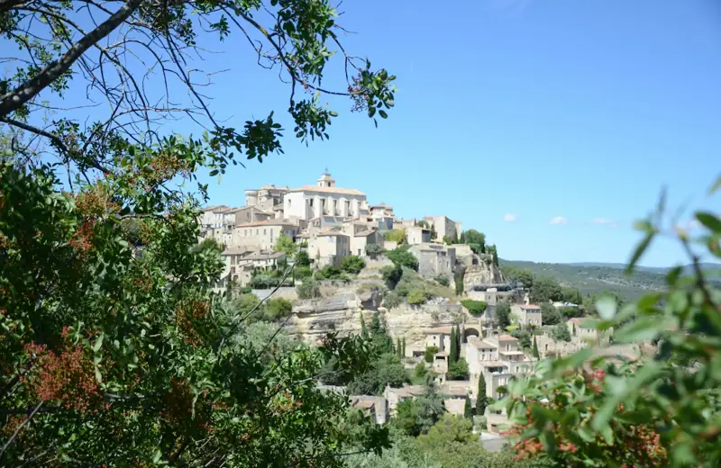 Village perché du Luberon vu depuis la colline