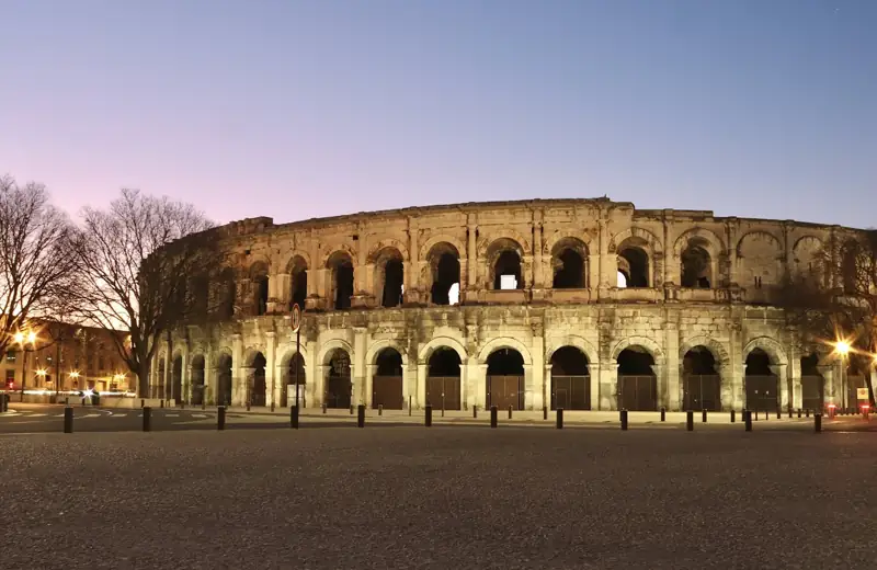 Les arènes de Nîmes au crépuscule