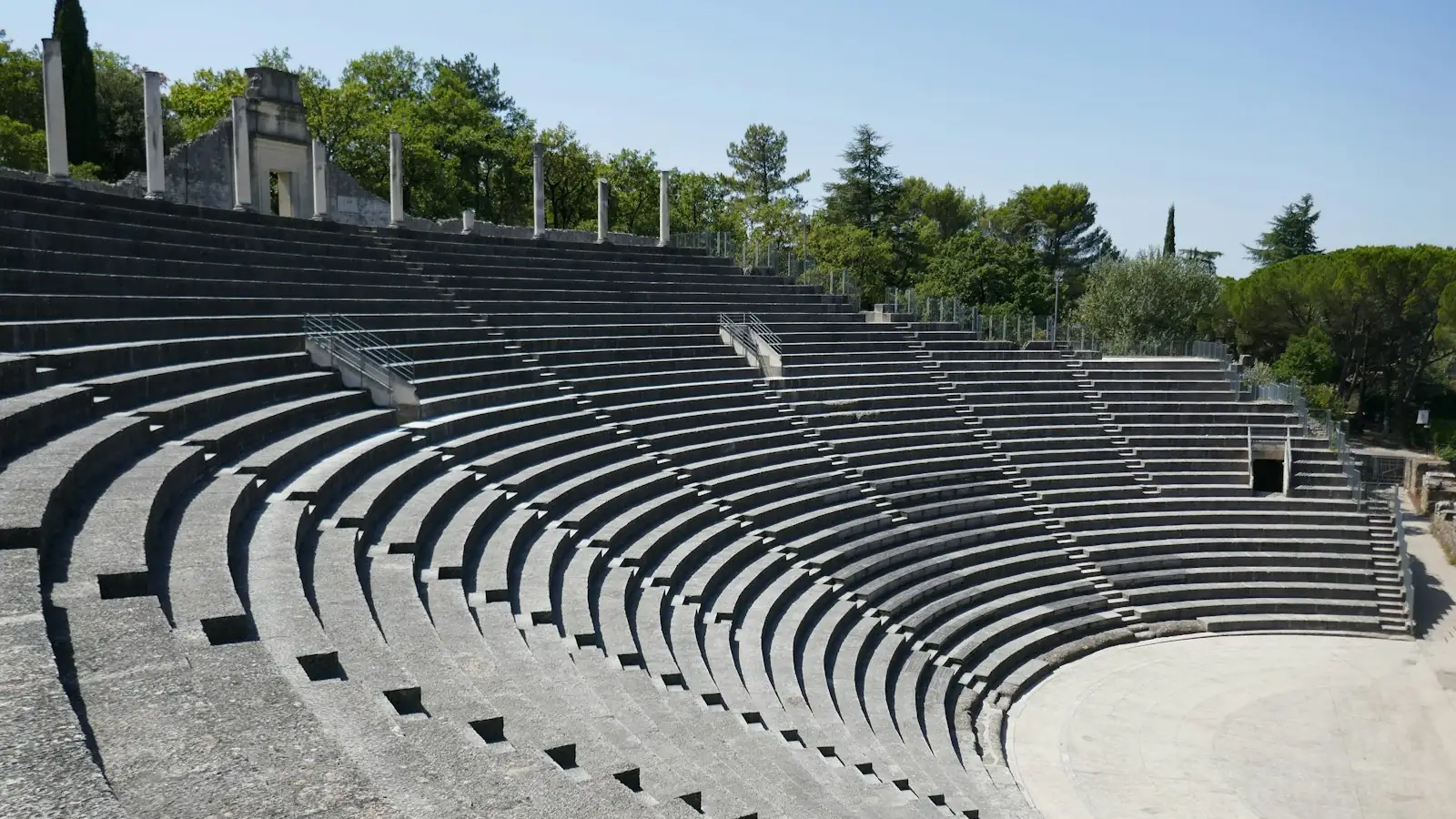 Gradins d'un théâtre antique en Provence