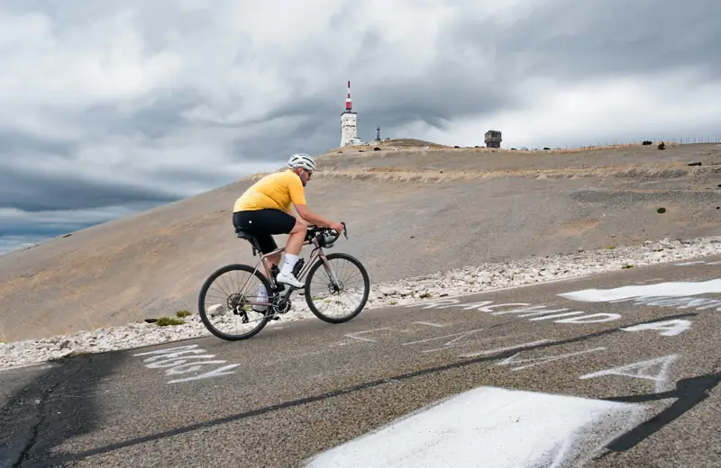 Cycliste dans la montée du Mont Ventoux