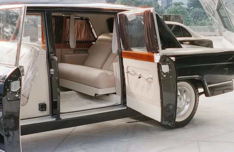 Voiture avec chauffeur, portière ouverte
